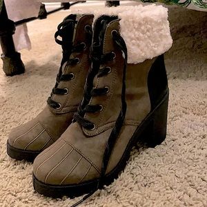 Qupid size 5 dark green and back boots